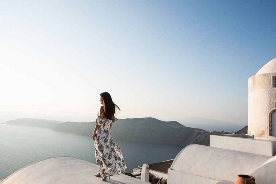 30’ Photoshoot in Oia! 30 edited photos! Effortless & Fun! - Oia photos that go beyond the blue domes