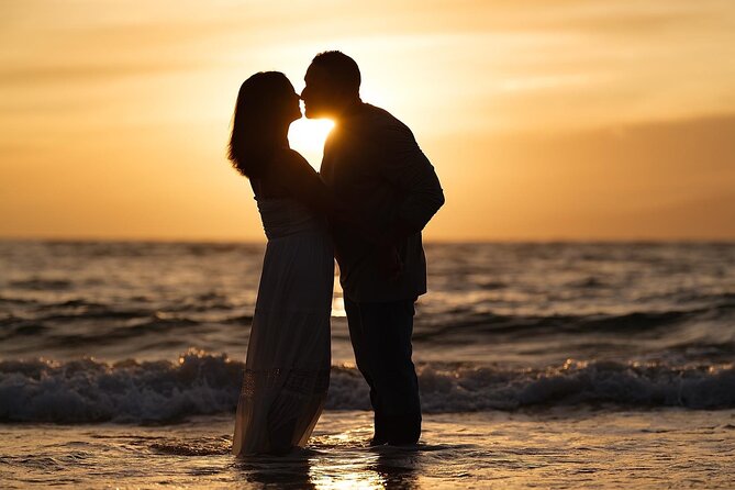 A Maui Beach Photoshoot in Wailea - A photographer who helps you pose