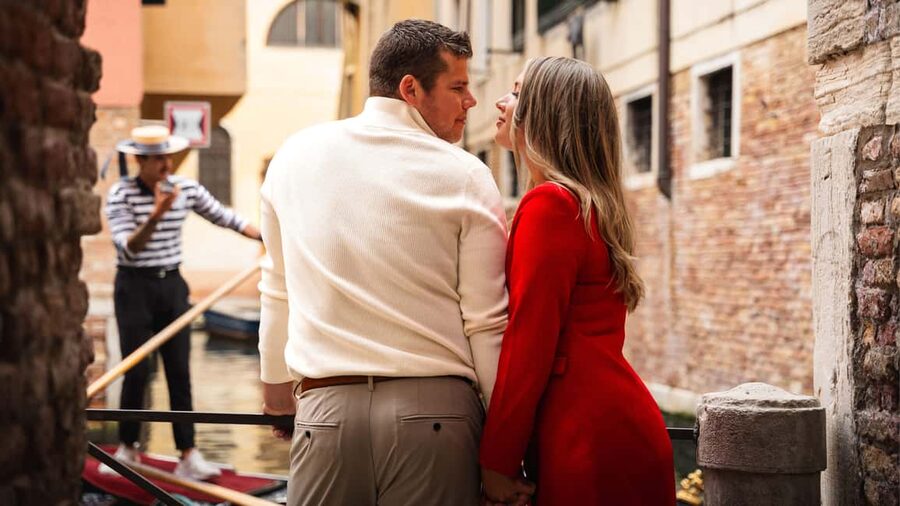 A Unique Photoshoot in Venice - Optional gondola, Burano, Lido, and makeup extras