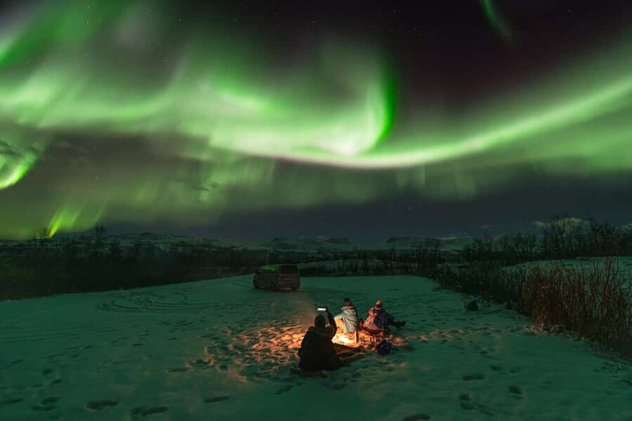Abisko: Northern Lights Photography Tour with Dinner - Dinner in Abisko before the sky show