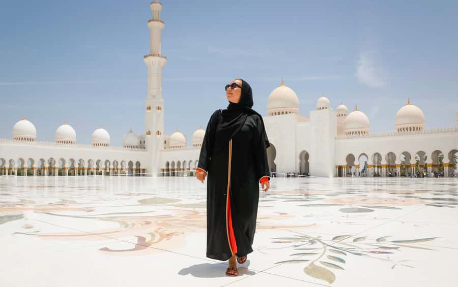 Abu Dhabi: Sheikh Zayed Grand Mosque Tour with Photographer - Following the photographer through the mosque