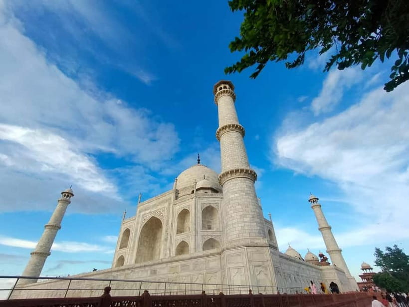 Agra: Taj Mahal Guided Tour with Photography & Rental Saree - Should you book this Taj Mahal experience?
