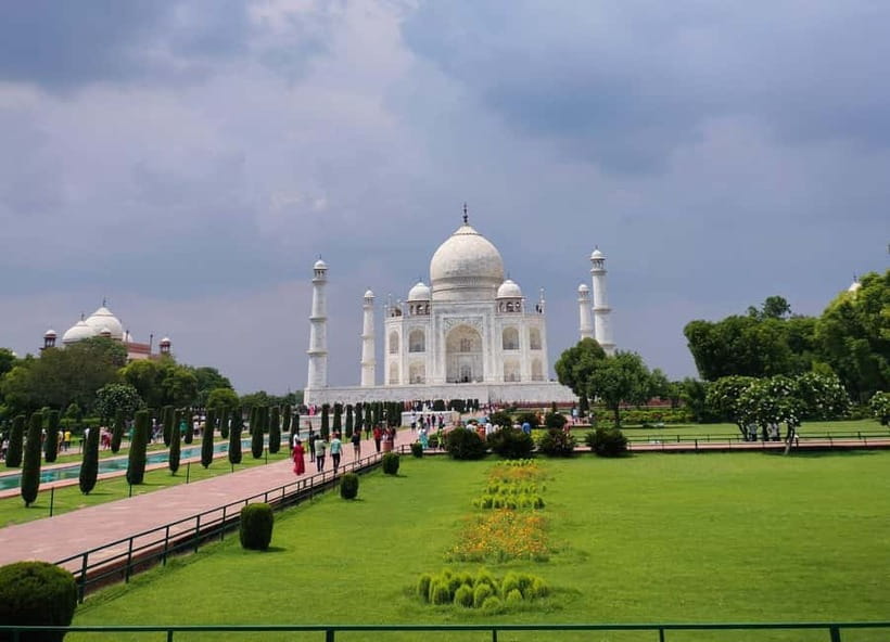 Agra: Taj Mahal Guided Tour with Photography & Rental Saree - Entering the Taj Mahal with less waiting