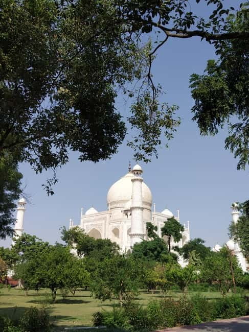 Agra: Taj Mahal Guided Tour with Photography & Rental Saree - Language, access, and who should book