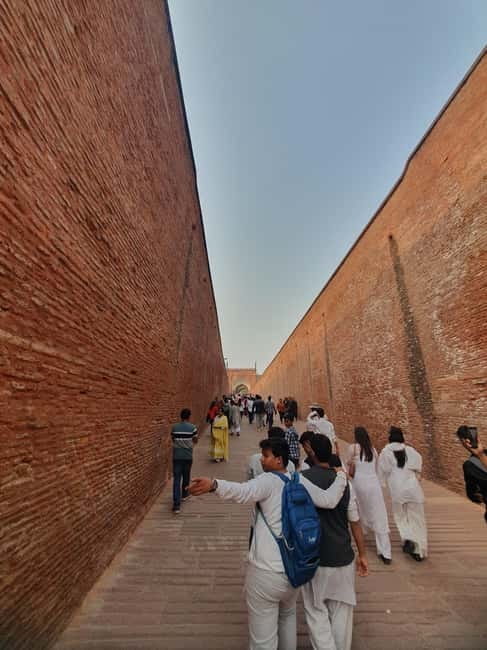 Agra: Taj Mahal Vip tickets with Professional Photographer - What the guide adds to the marble mausoleum