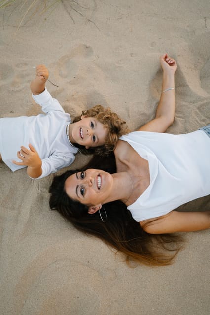 Algarve: 1 hour Couple & Family Photoshoot - Choosing between beach clothes and cliff-ready shoes