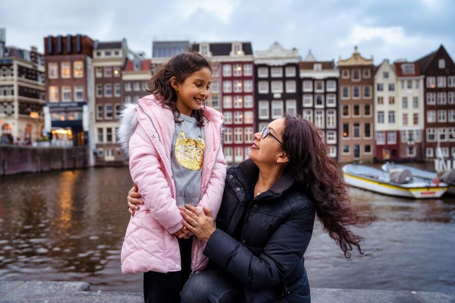 Amsterdam Canals Photoshoot: Private Solo, Family or Couples - Five edited photos and the online gallery