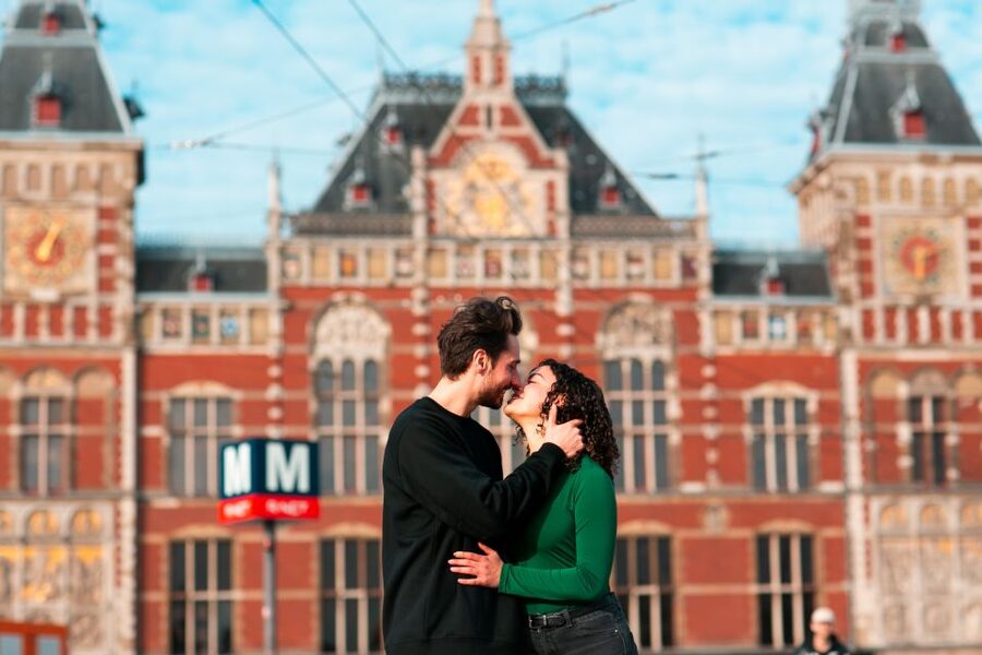 Amsterdam: Professional photoshoot at Centraal Station - Why the private group format affects the value