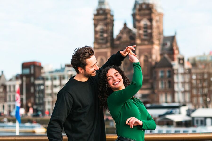 Amsterdam: Professional photoshoot at Centraal Station - Delivery within 48 hours is useful for a short visit