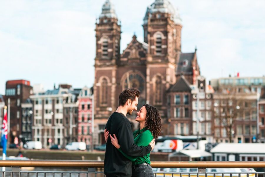 Amsterdam: Professional photoshoot at Centraal Station - Who should book this Centraal Station photoshoot