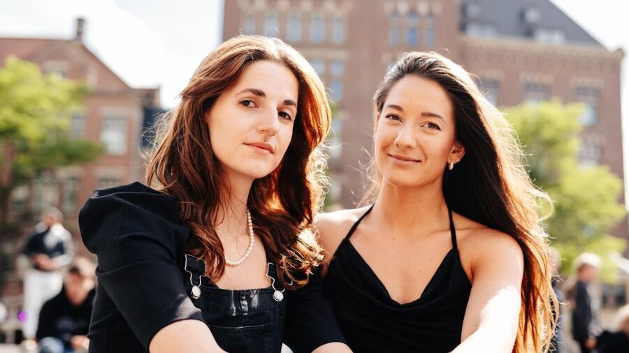 Amsterdam: Professional photoshoot at Dam Square. - What happens during the 30 to 45 minutes