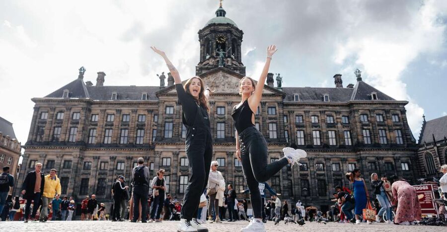 Amsterdam: Professional photoshoot at Dam Square. - Should you book the Dam Square photoshoot?