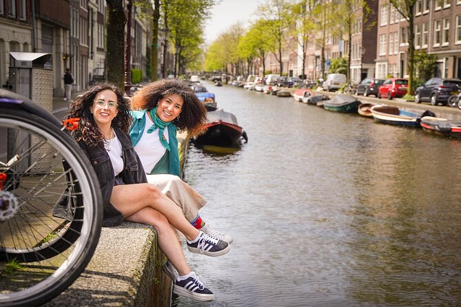 Amsterdam: Professional Photoshoot at the Canals - Finishing Near Amsterdam Centraal Station