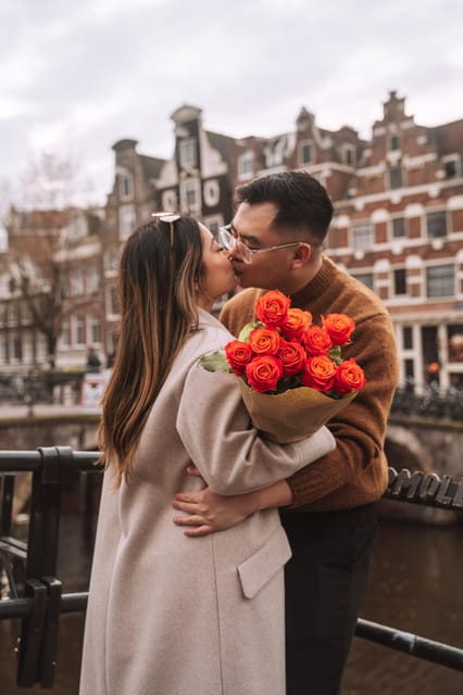 Amsterdam: Professional Photoshoot at the Canals - A Friendly, Guided Way to Pose