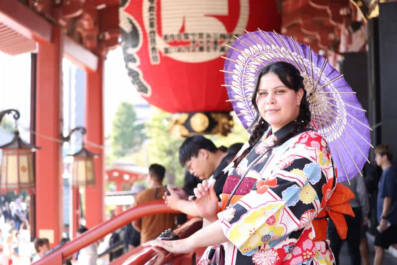 ASAKUSA: Kimono Portrait tour by pro photographer - Meeting at Kaminarimon Starbucks