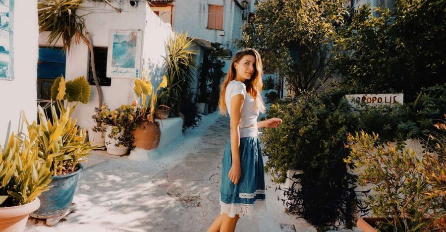 Athens: Professional photoshoot at Anafiotika Village - Starting at Saint Nicholas Rangavas Church