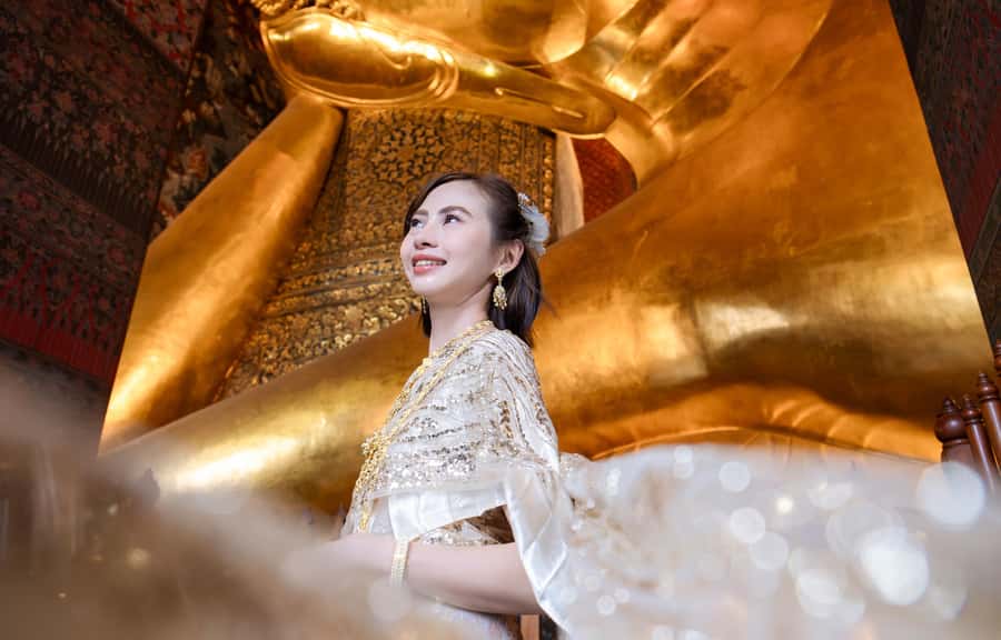Bangkok: Thai Costume Photoshoot at Wat Arun - Choosing and wearing a traditional Thai costume