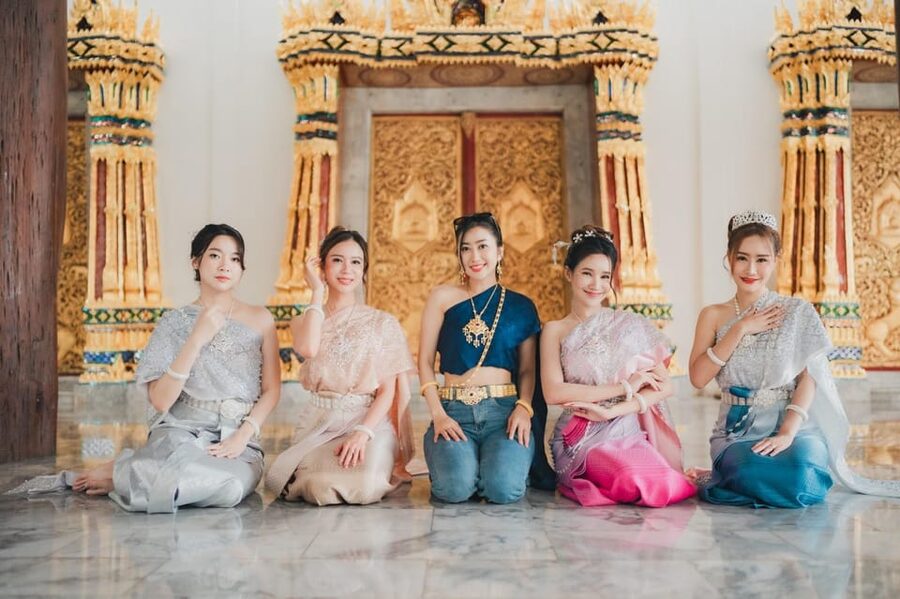Bangkok:Thai costume with Long tail boat photoshoot - Who will get the most from this experience