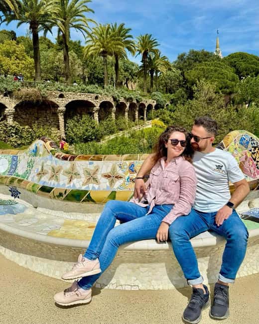Barcelona: Creative Photo Tour of the City's Artistic Corners - Hamza’s relaxed approach to posing