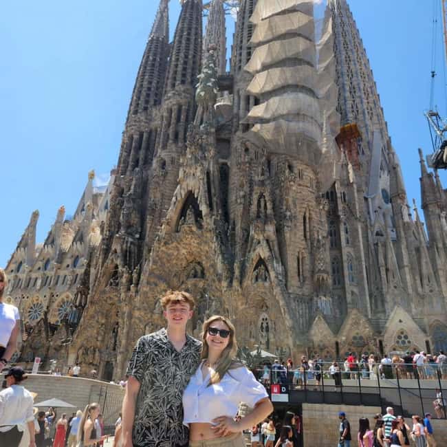 Barcelona: Creative Photo Tour of the City's Artistic Corners - The private gallery and highlights video