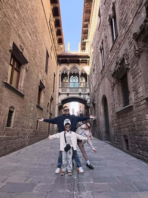 Barcelona: Creative Photo Tour of the City's Artistic Corners - Weather, clothing, and practical planning