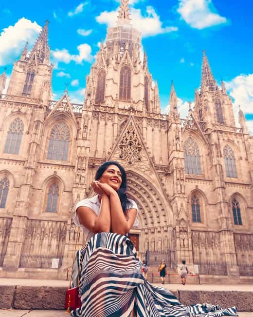 Barcelona: Creative Photo Tour of the City's Artistic Corners - Following Barcelona’s historic streets and famous monuments