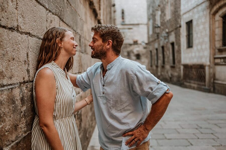 Barcelona: Gothic Quarter Cinematic Photoshoot and Guide - The camera requirement deserves close attention