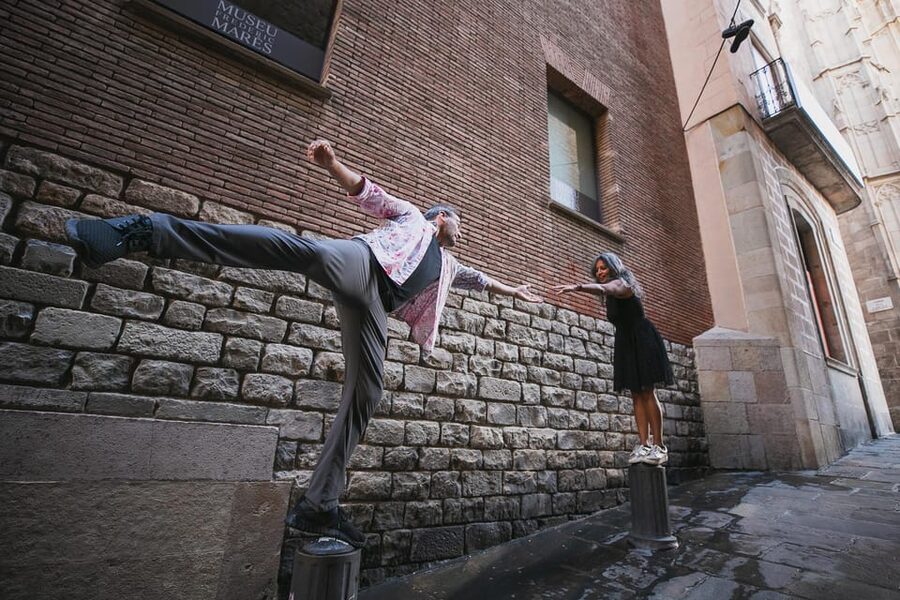 Barcelona: Gothic Quarter Private Photoshoot Experience - Walking between the Gothic Quarter’s best angles