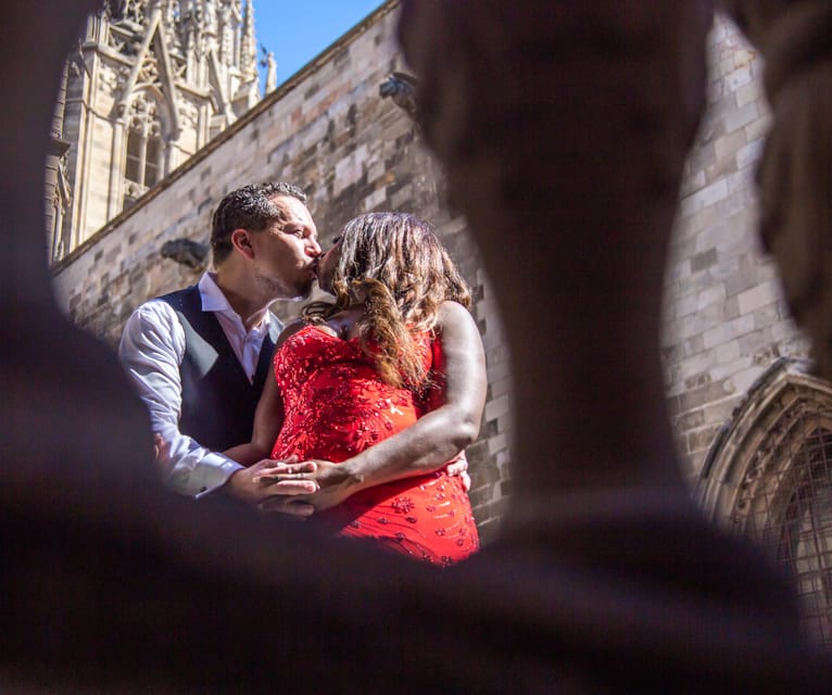 Barcelona: Gothic Quarter Private Photoshoot Experience - How Borja directs people who do not pose