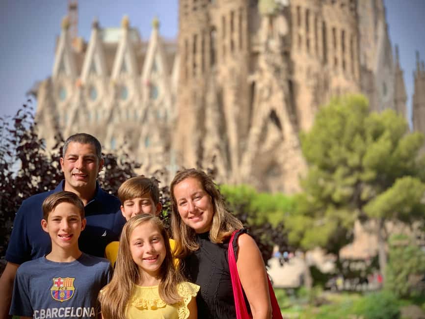 Barcelona: Phone Photography Tips & Tricks - Park & Old Town - Using people and poses without awkward photos