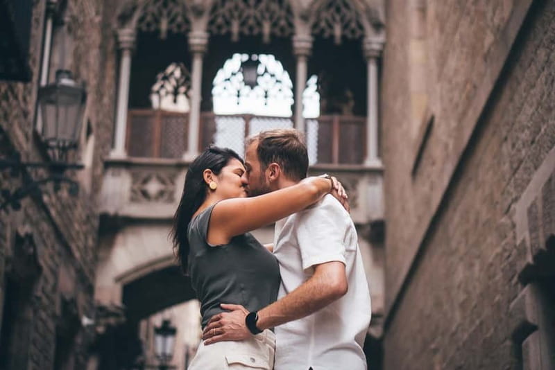 Barcelona: Photo Shoot Tour in El Gothico - Who should book this experience?