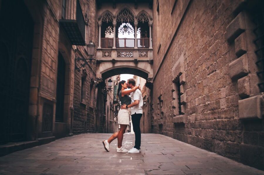Barcelona: Photo Shoot Tour in El Gothico - The edited gallery and the 48-hour wait