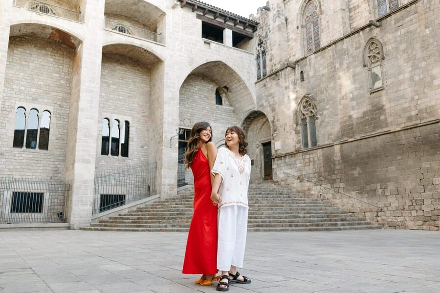 Barcelona: Private Photoshoot with a Professional - Bishop’s Bridge: the signature Barcelona image