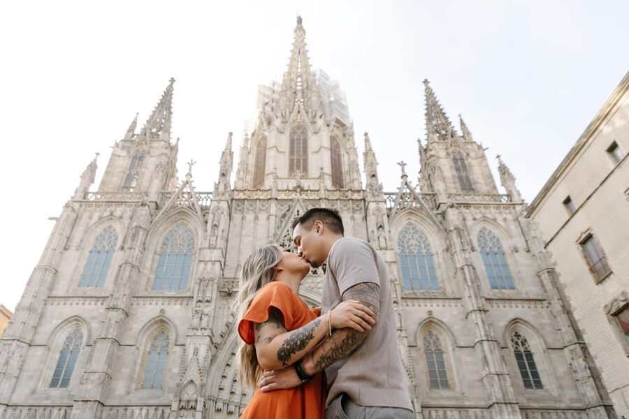 Barcelona: Private Photoshoot with a Professional - Meeting outside Hotel Suizo