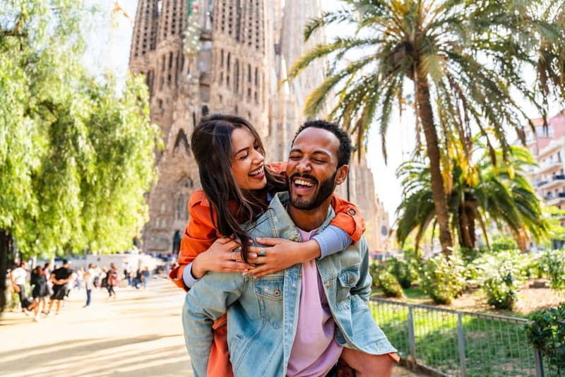 Barcelona: Private Sagrada Familia Photoshoot - The 30-minute session around the basilica