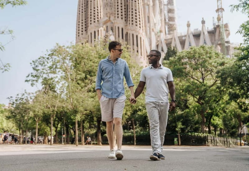 Barcelona: Private Sagrada Familia Photoshoot - Meeting at Plaça Sagrada Família