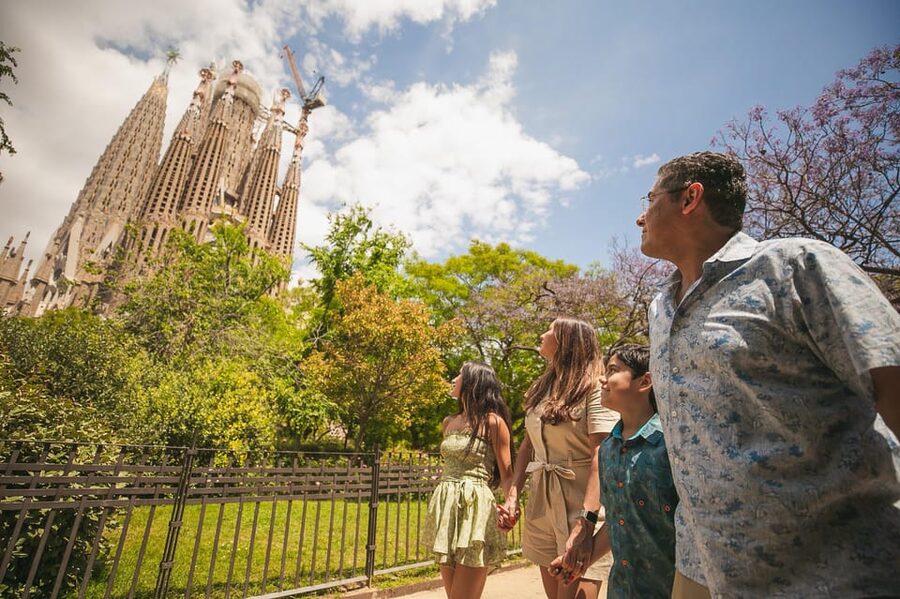 Barcelona: Professional Photoshoot Outside Sagrada Familia - Why a Sagrada Familia photoshoot can be worth your time
