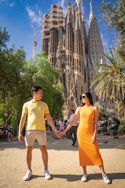 Barcelona: Professional Photoshoot Outside Sagrada Familia - What happens during the 30 to 45 minutes