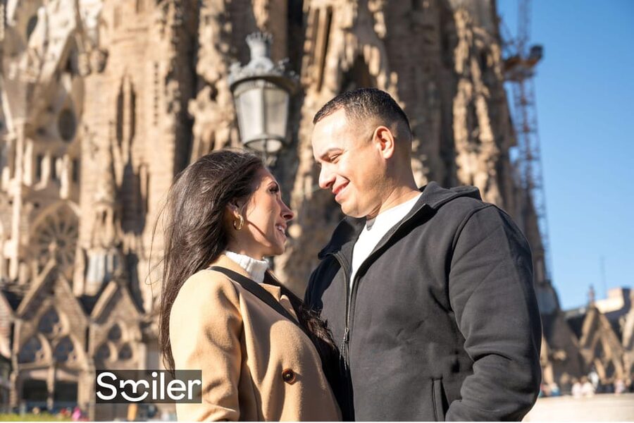 Barcelona: Professional Photoshoot Outside Sagrada Familia - The photo selection and the extra-cost question