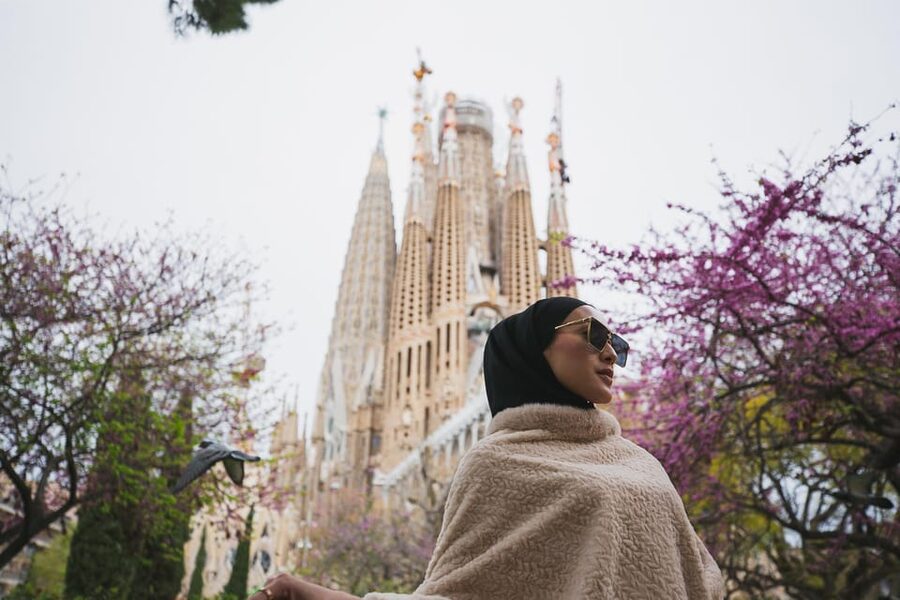Barcelona: Professional Photoshoot Outside Sagrada Familia - Best timing, clothing, and group planning