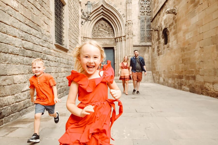 ✅ Barcelona: Sightseeing Professional Photoshoot Session - Gothic Quarter streets, cathedral views, and careful timing