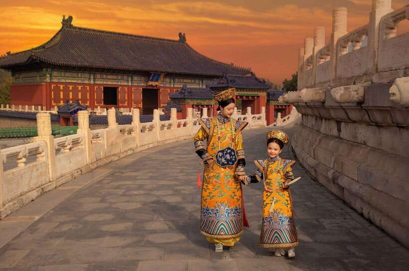 Beijing: Hanfu Experience & Photo Shoot – Family & Couples - Wearing the costume after the photo session