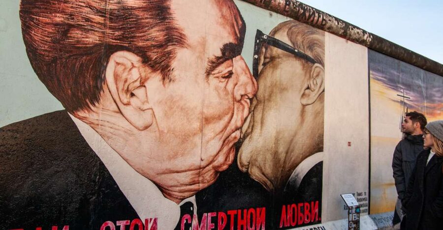 Berlin: Alternative Culture Walking Tour & Photoshoot - Why this Berlin walk feels different