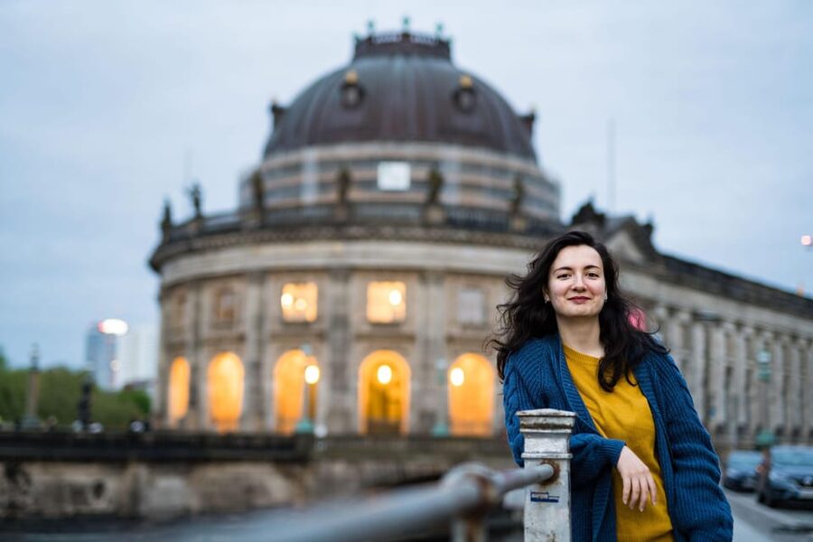 Berlin by Night: Private Photoshoot at Illuminated Cityscape - Choosing the right time of year and evening