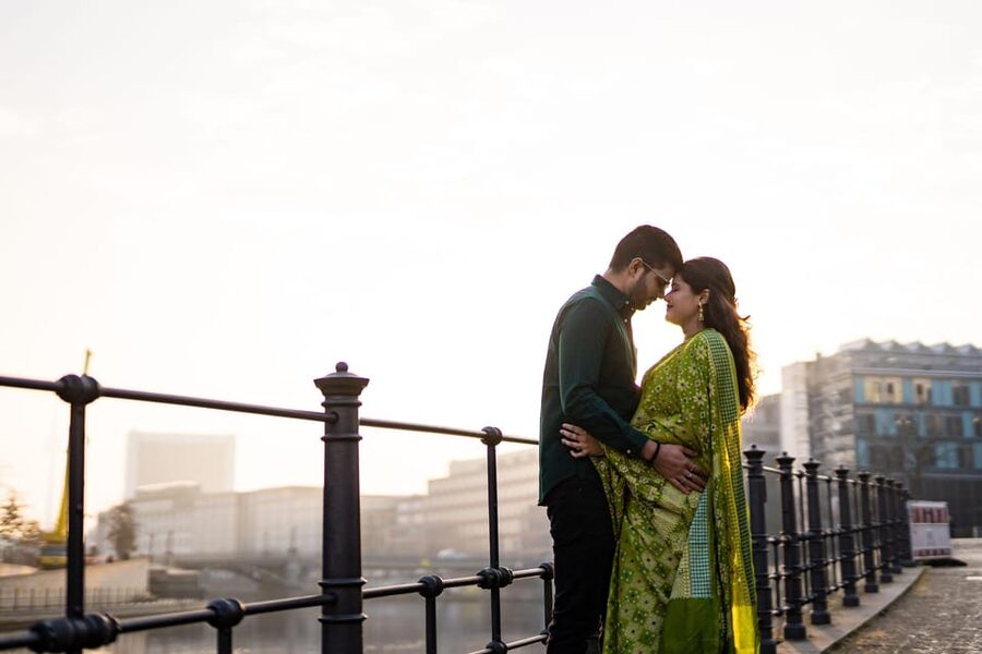 Berlin Love Story: Surprise Proposal Photography Session - Meeting at the Polnisches Institut Berlin