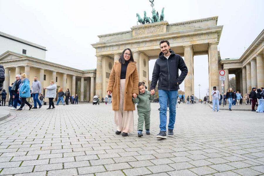 Berlin: Premium 60-Minute Photoshoot at Iconic Landmarks - Starting beneath Brandenburg Gate