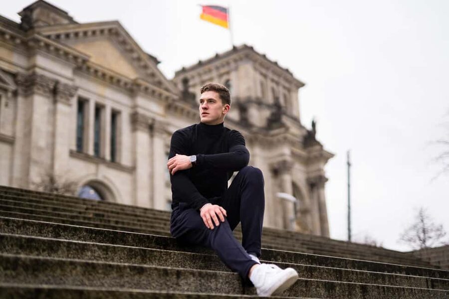 Berlin: Private Photo Session with Professional Photographer - Posing help makes the session easier