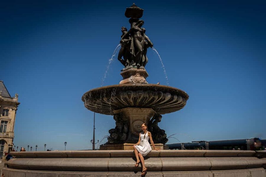 Bordeaux Photographer : Romantic or Family or Friends - Why natural photos matter more than elaborate poses