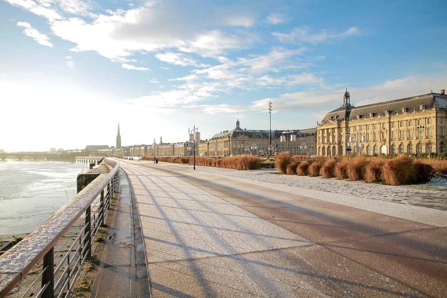 Bordeaux: Photoshoot Experience - Your chosen Bordeaux setting becomes the backdrop