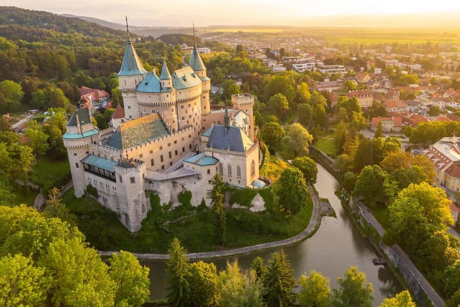 Bratislava: Slovakia Castle Photography Tour & Wine Tasting - Beckov’s cliffside ruins and the value of mystery